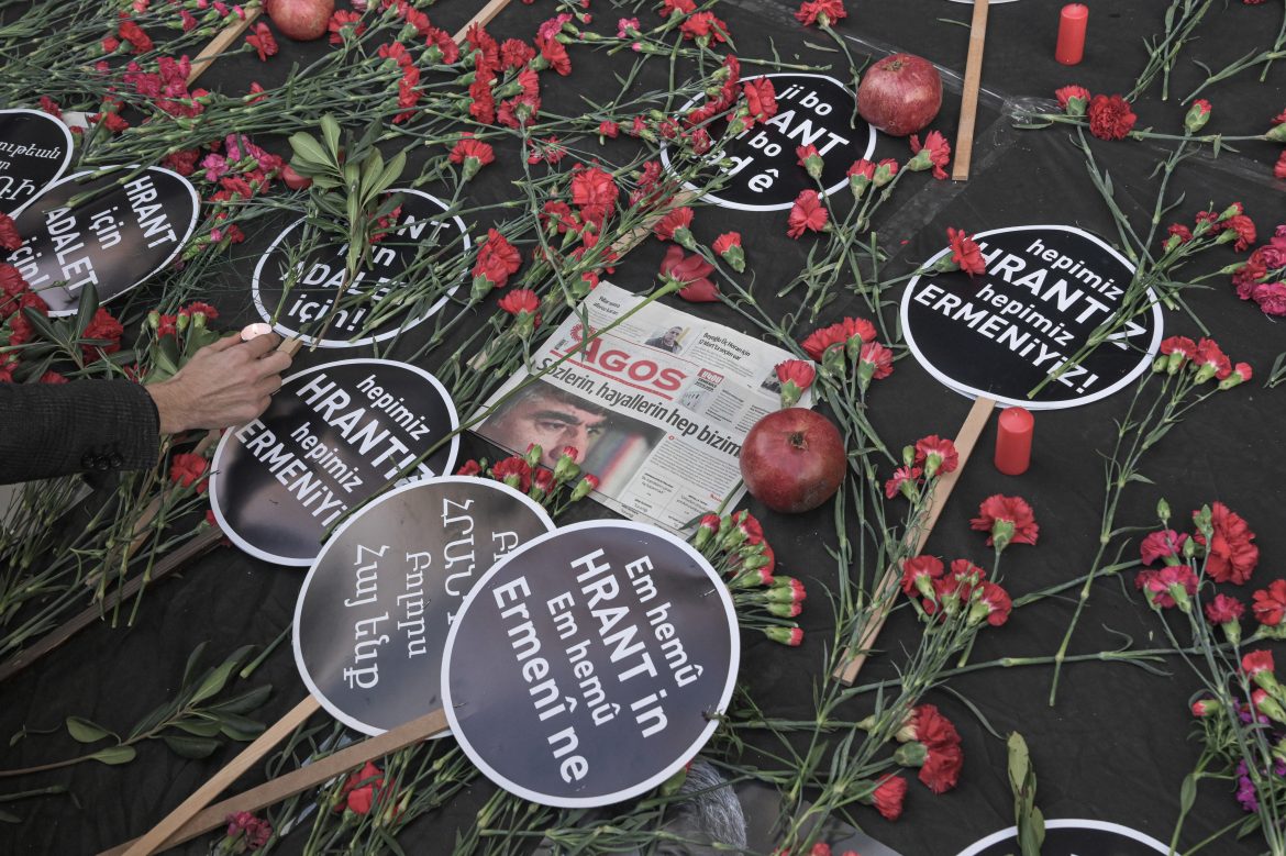 Gazeteci Hrant Dink, Agos gazetesi önünde törenle anıldı