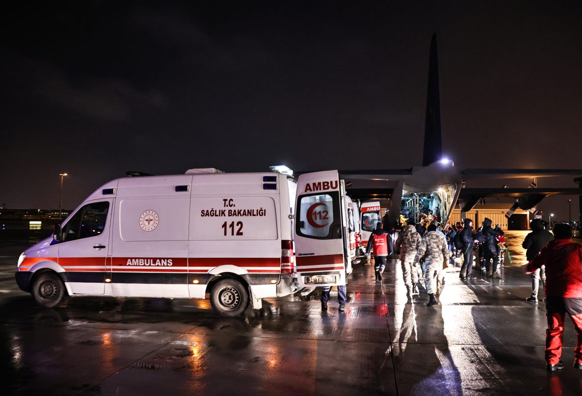 Yaralanan vatandaşlar askeri uçakla Atatürk Havalimanı’na getirildi