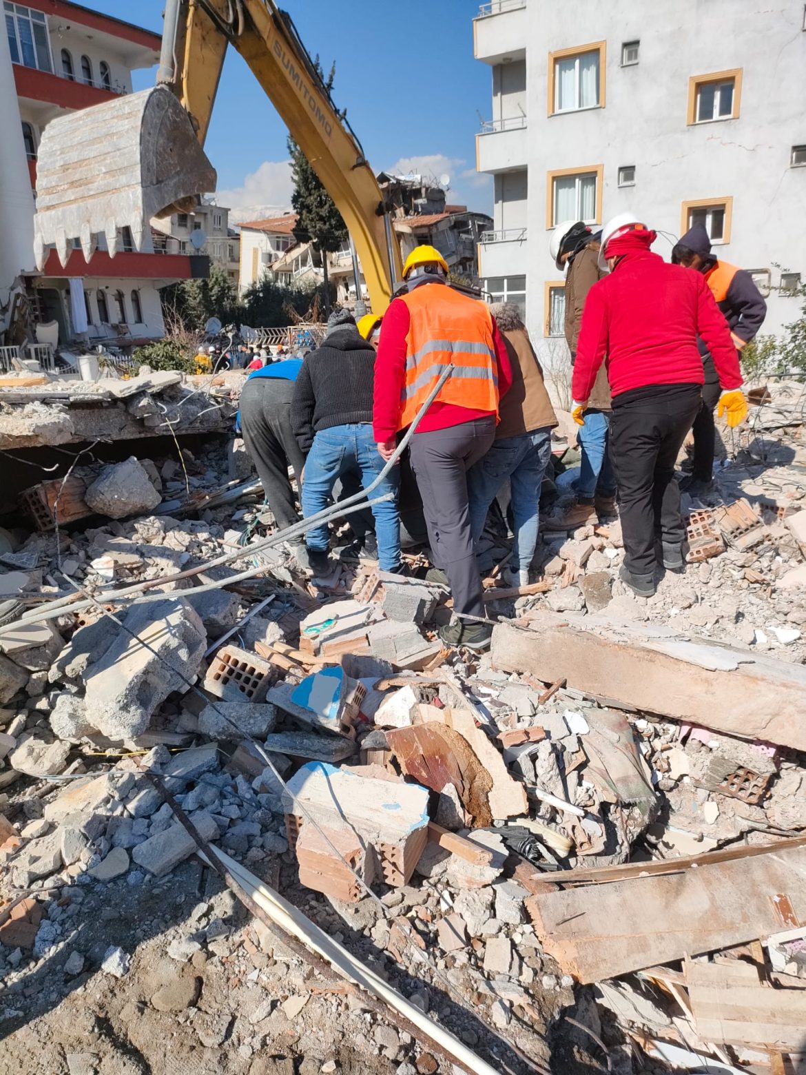İYİ Parti Bursa’dan Antakya’da depremzedelere umut eli