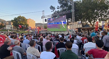 Bursa Büyükşehir’den Dev Ekranlarla futbol keyfi